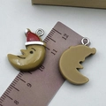 Ciondolo a luna natalizia in resina con cappello di Babbo Natale per gioielli DIY - Luna con Cappello (24257)