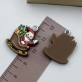 Ciondolo Babbo Natale in resina per gioielli fai-da-te con retro marrone liscio - Babbo Natale in Slitta (24250)