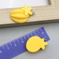 Ciondolo carambola gialla in resina con gancio per gioielli e portachiavi fai da te - Carambola in Resina Gialla 23x30mm (24237)