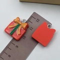 Ciondolo natalizio a forma di pacco regalo in resina con fiocco dorato per gioielli DIY - Scatola Regalo Rossa (24258)