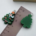 Ciondolo a forma di albero di Natale in resina con gancio in metallo e dettagli - Albero di Natale con Stella (24260)