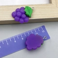 Ciondoli a forma di uva in resina per gioielli fai da te con anelli in metallo - Uva in Resina Viola 21x29mm (24239)