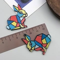 Makroansicht des bunten Acryl-Hasenanhängers mit Lineal zur Größenmessung im Detail - Mosaik Hase Stil (23980)