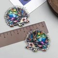 Detailansicht eines bunten Igel-Acrylanhängers mit Größenvergleich auf Maßstab - Mosaik Igel Stil (23981)