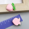 Ciondolo a forma di pesca rosa in resina con foglie verdi per gioielli fai-da-te - Pesca in Resina Rosa 20x22mm (24240)