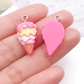 Gros plan détaillé d'un pendentif cornet de glace en résine tenu à la main pour bijoux DIY - Cône Multicouche Rose Rose (24461)