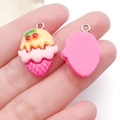 Vue détaillée des pendentifs en résine en forme de glace avec cerises et anneaux - Base Rouge Rose Crème Glacée Jaune