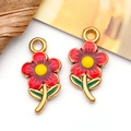 Zierliche rote Blumenanhänger aus vergoldetem Edelstahl mit lebendiger Emaille - Doppelseitige Rote Blume (T1502)