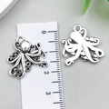 Detail van zilveren octopus-bedeltjes met vintage textuur en 2,5 cm schaalmeting - Octopus Vorm (22289)