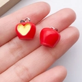 Paire de breloques pommes rouges en résine pour bijoux DIY avec découpe en cœur jaune - Pomme Cœur Mordue en Résine Rouge 14x13mm 1.5g