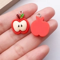Colgante de manzana roja en resina para joyería DIY mostrado en mano por tamaño - Manzana de Resina Roja 22x17x6mm 1.2g