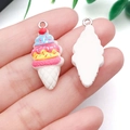 Détail d'un pendentif cornet de glace en résine avec anneau en argent pour bijoux DIY - Blanc (24492)