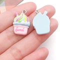 Colgante cupcake helado de resina con espiral colorida y texto Sweet para joyas - Base Azul Lago Rosa Sweet Pastel de Batido (24530)