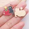 Détail d'un pendentif chat noir et fraise en alliage avec un dos texturé doré pour DIY - Chat Pomme Étoile Rouge (25255)