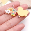 Détail de pendentifs arc-en-ciel en résine avec nuages et étoiles sur boucles en argent - Style Jaune