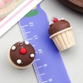 Mini chocolade cupcake bedeltjes van hars met rode kers en zilveren metalen oogjes - Chocolade Crème Cupcake (24089)