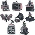 Set di 8 ciondoli gotici a teschio rosa e nero per decorazione scarpe sabot - Set Smalto Teschio Rosa Base Nera (SN1091)