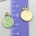 Vue détaillée d'un pendentif melon en émail vert avec dos doré et règle graduée - Cantaloup en Émail Vert