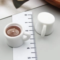 Miniatur-Kaffeetassen aus weißem Harz mit Herz-Latte-Art und Logo für DIY-Basteleien - Weißer 3D ai-Logo Latte Art Stil