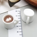 Miniatur-Kaffeetassen aus Harz mit Latte Art für DIY-Basteleien, ca. 1,5 cm Höhe - Weißer 3D Pfeil durch Herz Latte Art Stil