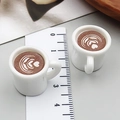 Miniatur-Kaffeetassen aus Harz mit Herz-Latte-Art für DIY-Basteleien und Anhänger - Weißer 3D Dreifach Herz Latte Art Stil