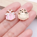 Ciondolo a forma di pacchetto regalo di Natale in smalto rosa e bianco per gioielli fai da te - Stile Scatola Regalo di Natale Rosa (24817)