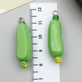 Mini colgantes de pepino en resina con flores amarillas para creación de joyas DIY - Lufa Estereoscópica Verde