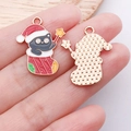 Pendentif chat noir en émail dans une chaussette de Noël avec bord en or rose - Chat Bonnet de Noël Chaussette Rouge (25251)
