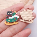 Pendentif chat de Noël sur traîneau en émail avec détails recto verso en alliage métallique - Chat Sapin de Noël Traîneau Vert (25252)