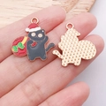 Pendentif chat noir de Noël en émail avec bonnet rouge pour bijoux DIY - Chat Sac à Cadeaux Noir (25253)