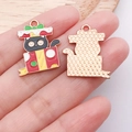 Pendentif en émail chat noir de Noël dans une boîte cadeau pour la création de bijoux - Chat dans une Boîte Cadeau Rouge (25260)