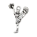 Ciondolo cheerleader in argento antico con posa a calcio alto per gioielli fai da te - Forma di Ragazza che Calcia (9881)