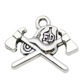 Pendentif de pompier en alliage argenté avec motif de hache et casque de pompier - Hache de Pompier (11312)