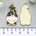 Kerstkabouter emaille hanger met sneeuwvlokpatronen en gouden metalen achterkant - Zwarte Sneeuwvlok Winterkabouter (21712) / 30x15mm