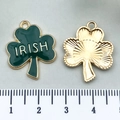 Pendentif trèfle en émail vert avec texte irlandais doré et dos en métal texturé - Trèfle Or KC IRISH (18450)