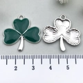 Pendentif trèfle en émail vert foncé et métal argenté pour bijoux DIY créatifs - Trèfle Blanc K (18452)