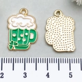 Pendentif chope de bière verte avec trèfle et finition dorée pour St. Patrick - Chope de Bière Trèfle Or KC (21829)
