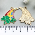 Pendentif trèfle porte-bonheur avec émail arc-en-ciel et dos en métal doré brillant - Arc-en-Ciel Trèfle Or KC (21836)