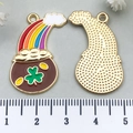 Pendentif émaillé de la Saint-Patrick avec pot d'or, arc-en-ciel et dos en nid d'abeille - Nuage Arc-en-Ciel Trèfle Or KC (21837)