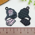Halloween Grammophon Anhänger in Rosa und Schwarz mit Skeletthand für DIY Schmuck - Grammophon Rose Stil (21762)