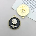 Ciondoli a rilievo con rose in nero e oro per la creazione di gioielli fai-da-te - Rosa Bianca Nera Placcata (18x20mm) (15901)