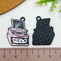 Schreibmaschinen-Anhänger in Rosa und Schwarz mit Totenkopfhand für DIY-Schmuck - HELP Schreibmaschine Stil (21765)