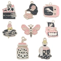 Set mit acht rosa und schwarzen Emaille-Anhängern im Gothic-Stil mit Skelett-Motiven - Pinkfarbene Totenkopf-Anhänger-Set 8-teilig (SN1087)