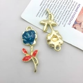 Ciondolo a forma di rosa in lega smaltata blu scuro e rosso con placcatura oro - Rosa Blu Placcata (13x37mm) (15956)