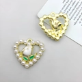 Ciondolo a cuore dorato con rosa in smalto bianco circondato da eleganti perle - Rosa Bianca Cuore di Perla Placcata (18x17mm) (15958)