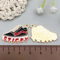 Ciondolo sneaker hip-hop nero con striscia rossa per la creazione di portachiavi fai da te - Scarpa con Lettere Rock Nera (21790)