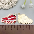 Ciondoli in lega stile hip-hop a forma di sneakers rosse e nere con smalto e oro - Scarpa con Lettere Rock Rossa (21791)
