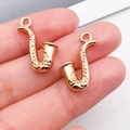 Zwei goldene Saxophon-Anhänger für DIY-Schmuck mit realistischen Relief-Details - Musiksaxophon (20929)
