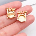 Detaillierte Makroansicht der goldenen Schlagzeug-Anhänger mit Noten für DIY-Schmuck - Musiktrommel (20932)