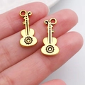 Goldener Gitarrenanhänger aus Metall mit Saitendetails für DIY-Schmuckherstellung - Kleiner Gitarren Stil